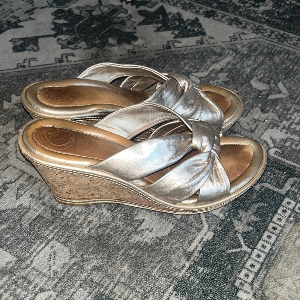 Nurture women’s Elegant gold leather Wedge Sandals size 7
